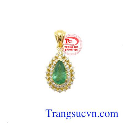 Mặt dây Emerald thiên nhiên là sản phẩm được chế tác tinh tế, mặt dây gắn đá Emerald thiên nhiên.