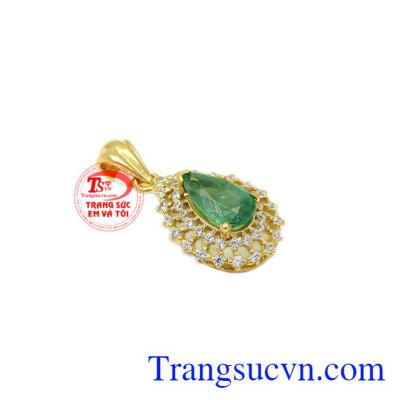 Mặt dây Emerald thiên nhiên làm tôn lên vẻ sang trọng, quý phái cho những quý cô sành điệu.