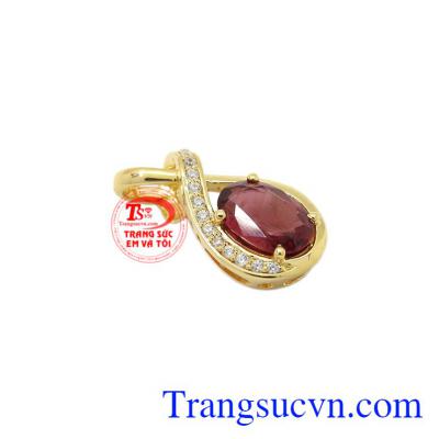 Mặt dây nữ vàng Spinel có thể kết hợp với dây chuyền vàng.