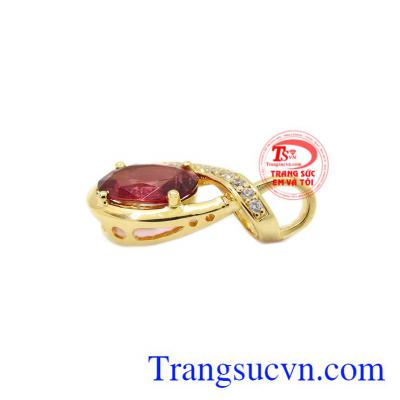 Mặt dây nữ vàng Spinel hợp với nhiều kiểu quần áo.