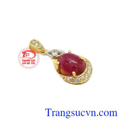 Mặt dây ruby dịu dàng toát lên vẻ nữ tính của người phụ nữ phương Đông.
