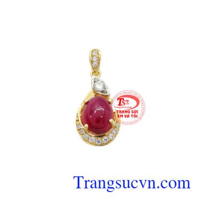 Mặt dây ruby dịu dàng được chế tác độc đáo, tinh tế, tỉ mỉ với sự kết hợp giữa vàng 14k và đá ruby thiên nhiên.