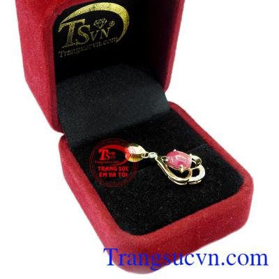 Mặt dây ruby sang trọng.