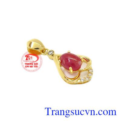Mặt dây ruby sang trọng là món quà ý nghĩa để dành tặng cho người thương vào những dịp đặc biệt.