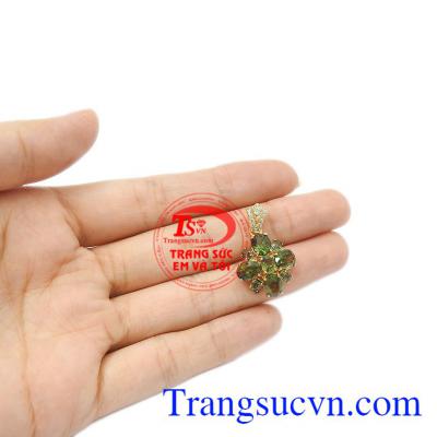 Sapphir là biểu tượng của sự vĩnh cửu, thịnh vượng. Mặt dây sapphir quý phái