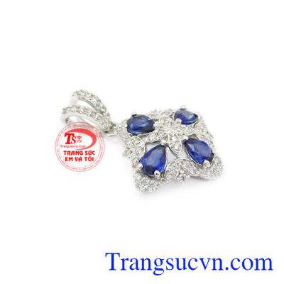 Mặt dây Sapphire vàng trắng tôn lên vẻ sành điệu, hợp thời trang cho những quý cô hiện đại.