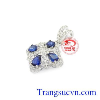 Mặt dây Sapphire vàng trắng kết hợp cùng dây chuyền vàng trắng làm toát lên vẻ sang trọng, thời thượng cho phái đẹp.