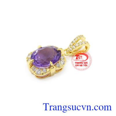Mặt dây thạch anh tím bọc vàng có ý nghĩa tượng trưng cho tình yêu cao thượng, sắc đẹp.