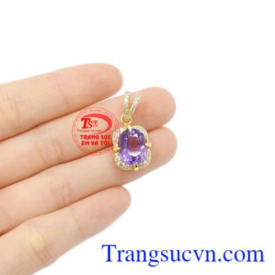 Mặt dây thạch anh tím bọc vàng.