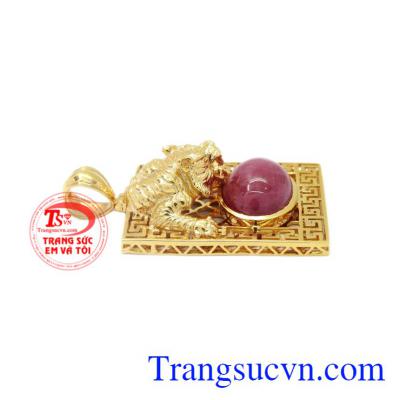 Mặt dây vàng hổ Ruby đem lại sự dũng mãnh, quyền lực cho người đeo.