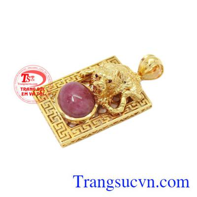 Mặt dây vàng hổ Ruby được chế tác từ đá Ruby đã qua xử lí.