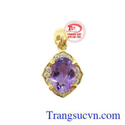 Mặt dây vàng thạch anh tím facet được thiết kế sang trọng, quý phái làm tôn lên vẻ đẹp của người đeo.