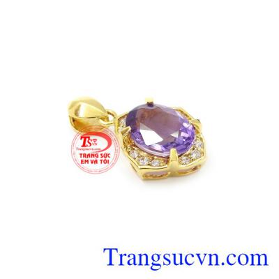 Mặt dây vàng thạch anh tím facet có thể dùng làm quà tặng cho người thân, bạn bè.