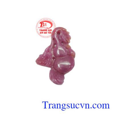 Mặt hồ lô ruby thiên nhiên là sản phẩm được chế tác tinh tế, tỉ mỉ.