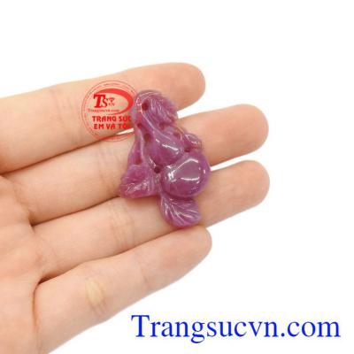 Mặt hồ lô ruby thiên nhiên.