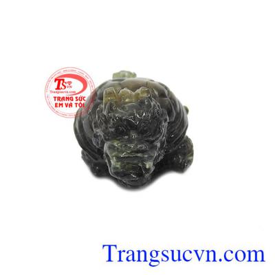 Việc chạm khắc tinh tế giúp sản phẩm càng trở nên quý giá. Mặt long quy sapphir cao cấp