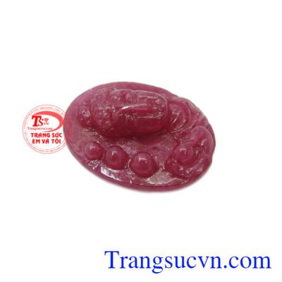 Mặt phật A Di Đà ruby thiên nhiên có thể dùng làm quà tặng cho người thân, bạn bè, luôn cầu chúc mọi điều tốt lành cho người nhận.