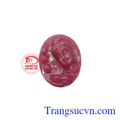 Mặt phật A Di Đà ruby thiên nhiên được chạm khắc tinh tế, tỉ mỉ, từ đá ruby thiên nhiên.