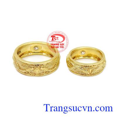 Thiết kế sang trọng, tinh tế và hợp phong thủy giúp ngày cưới của bạn càng thêm ý nghĩa hơn. Nhẫn cưới song long chầu nguyệt