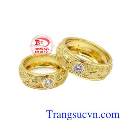 Nhẫn cưới song long chầu nguyệt được chế tác từ vàng tây 18k sáng bóng, bền đẹp.