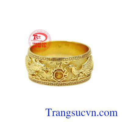 Nhẫn long phượng sapphir vàng được chế tác từ vàng tây 18k bền đẹp, sáng bóng.