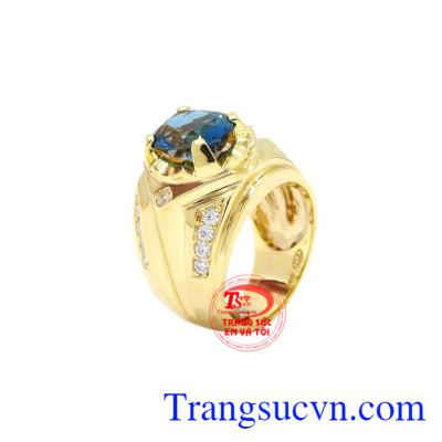 Nhẫn nam vàng Topaz thời trang được chế tác từ đá Topaz thiên nhiên đã qua xử lí đẹp mắt.