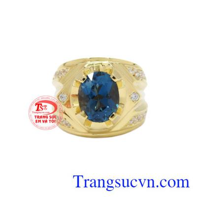 Nhẫn nam vàng Topaz thời trang phù hợp với nhiều kiểu quần áo.