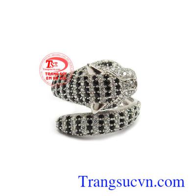Nhẫn nam vàng trắng Korea mạnh mẽ phù hợp phong cách thời trang đẳng cấp, sang trọng và cá tính, là dòng sản phẩm rất được phái mạnh ưa chuộng