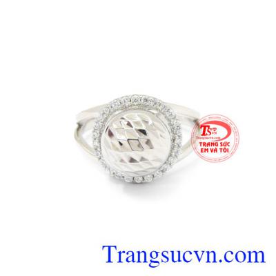 Nhẫn nữ bi vàng trắng toát lên vẻ nữ tính, cá tính cho những quý cô hiện đại.