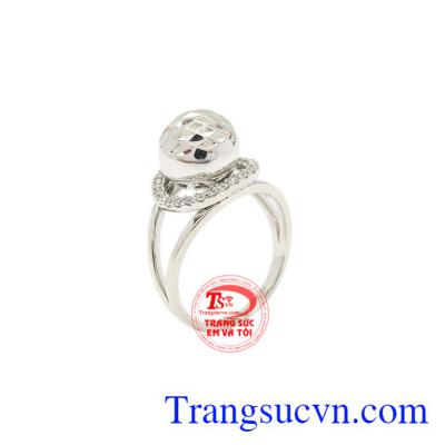 Nhẫn nữ bi vàng trắng là sản phẩm được nhập khẩu từ Hàn Quốc, chế tác tinh tế.