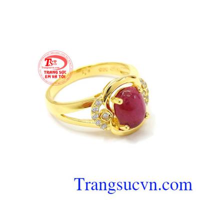 Viên đá này có thể mang lại may mắn cho người sở hữu nó. Nhẫn nữ Ruby sang trọng