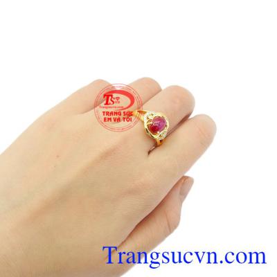 Nhẫn nữ Ruby sang trọng có giấy kiểm định uy tín.