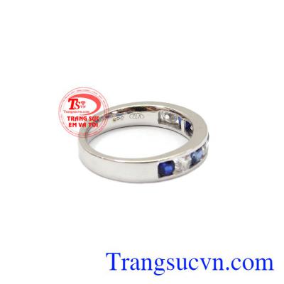 Đá sapphire mang lại sự tập trung tâm trí, giảm sự mệ mỏi, căng thẳng, giúp tinh thần thoải mái và loại bỏ được những suy nghĩ tiêu cực cho người đeo,Nhẫn nữ Sapphire xanh