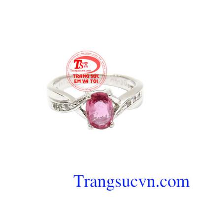 Công ty trang sức em và tôi luôn thay đổi để bắt kịp xu hướng, hướng tới các sản phẩm trang sức vàng có gắn đá quý