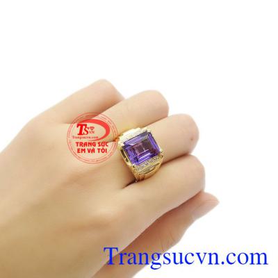 Thạch anh tím thiên nhiên hợp phong thủy mang đến cho người dùng nhiều cải thiện về sức khỏe, gặp may mắn và thịnh vượng. Nhẫn thạch anh tím sang trọng