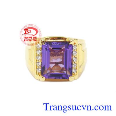 Nhẫn thạch anh tím sang trọng thiết kế đơn giản nhưng không hề nhàm chán.