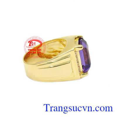 Chính sự đơn giản đã tạo lên vẻ sang trọng, đẳng cấp cho người dùng. Nhẫn thạch anh tím sang trọng