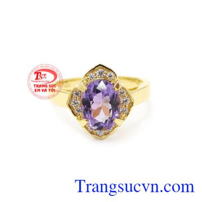 Sản phẩm nhẫn sang trọng từ thạch anh tím kết hợp cùng vàng 14k tạo nên vể quý phái cho chiếc nhẫn.