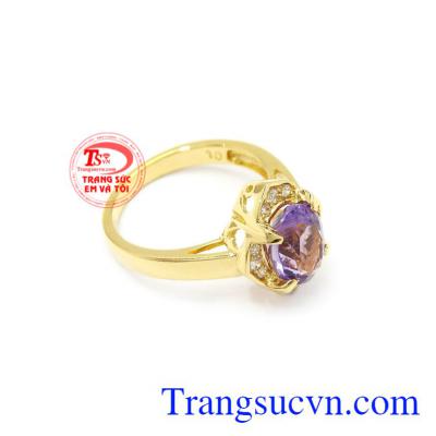 Nhẫn thạch anh tím vàng 14k phù hợp với nhiều kiểu trang phục.