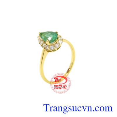 Nhẫn vàng Emerald thiên nhiên là sản phẩm hiện đang được ưu chuộng.