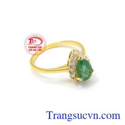 Nhẫn vàng Emerald thiên nhiên là một món quà vô cùng ý nghĩa để dành tặng cho người thương của mình vào những dịp đặc biệt.