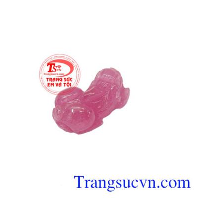 Dân gian quan niệm rằng khi đeo một tỳ hưu bên mình thì sẽ sớm trở nên giàu có, bởi của cải chỉ có vào mà không có ra