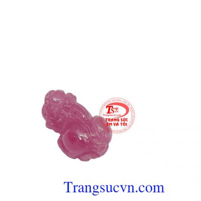 Màu của đá ruby là biểu tượng của may mắn, sự tốt lành và thành công