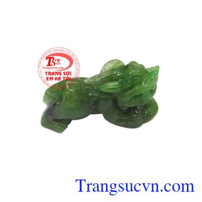Ngọc Jadeite thường được nhiều người yêu thích hơn nên có giá trị cao hơn và có màu sắc đẹp, trong và cứng chắc hơn