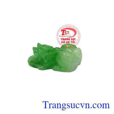 Ngọc cẩm thạch đã rất được ưa chuộng bởi người ta tin rằng chúng có thể mang đến tiền tài, vận khí, sức khỏe, may mắn cho người đeo, tránh khỏi những đen đủi, những luồng khí tiêu cực