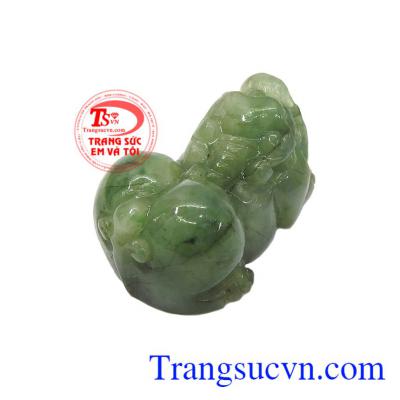 Tỳ hưu không ăn thức ăn bình thường mà chỉ ăn vàng, bạc, đặc biệt không có hậu môn, do vậy vàng bạc nó ăn vào không bị thoát đi đâu, cho dù no căng bụng