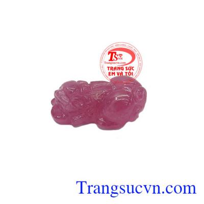 Theo quan niềm truyền thống của người phương Đông, màu đỏ của ruby là biểu tượng của may mắn, sự tốt lành và thành công
