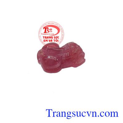 Ruby là loại đá quý đặc biệt được hình thành từ sâu trong lòng đất và trải qua nhiều điều kiện địa chất phức tạp lâu dài, hấp thụ được tinh hoa trời đất nên mang trong mình nguồn năng lượng và linh tính cao