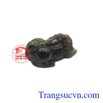 Tỳ hưu hút tài lộc và giữ của cho gia chủ giúp người dùng luôn trở nên giàu có và thịnh vượng. Tỳ hưu sapphir thiên nhiên