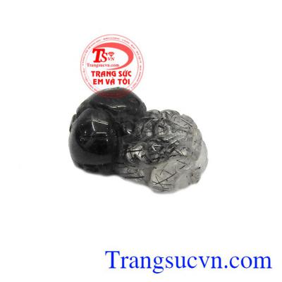 Thạch anh tóc đen mang đến sự thư giãn, giải tỏa căng thẳng, mệt mỏi, giúp người dùng được bình an. Tỳ hưu thạch anh tóc đen hợp mệnh